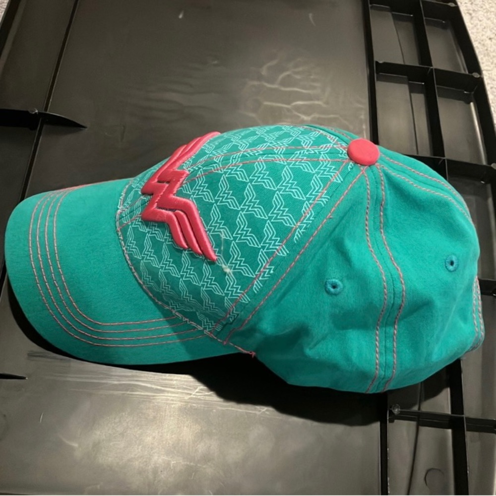 π΅ SOLD on MERCARI!! π΅ Wonder Woman Six Flags Hat - Picture 5 of 6